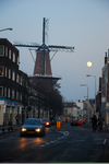 900024 Gezicht in de Adelaarstraat te Utrecht, vanaf de Stenenbrug, tijdens de schemering en tijdens volle maan, met de ...